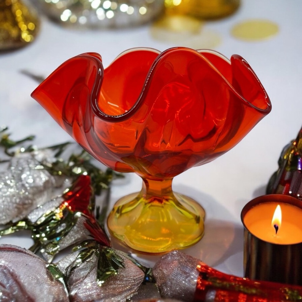 Vintage ~ L.E. Smith Glass ~ Simplicity 6 Petal Footed Vase ~ Amberina Flame - Picture 4 of 9